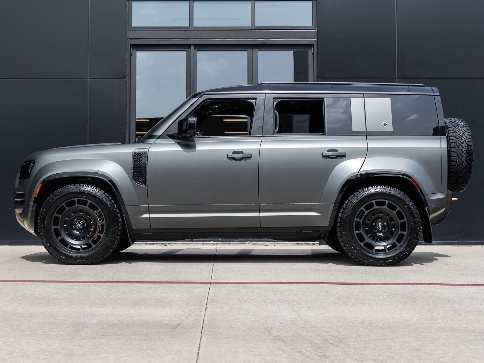 2025 Land Rover Defender 110 P635 OCTA V8