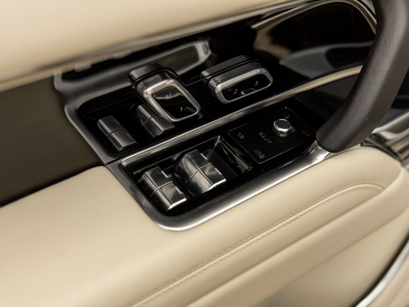 2025 Land Rover Range Rover SE