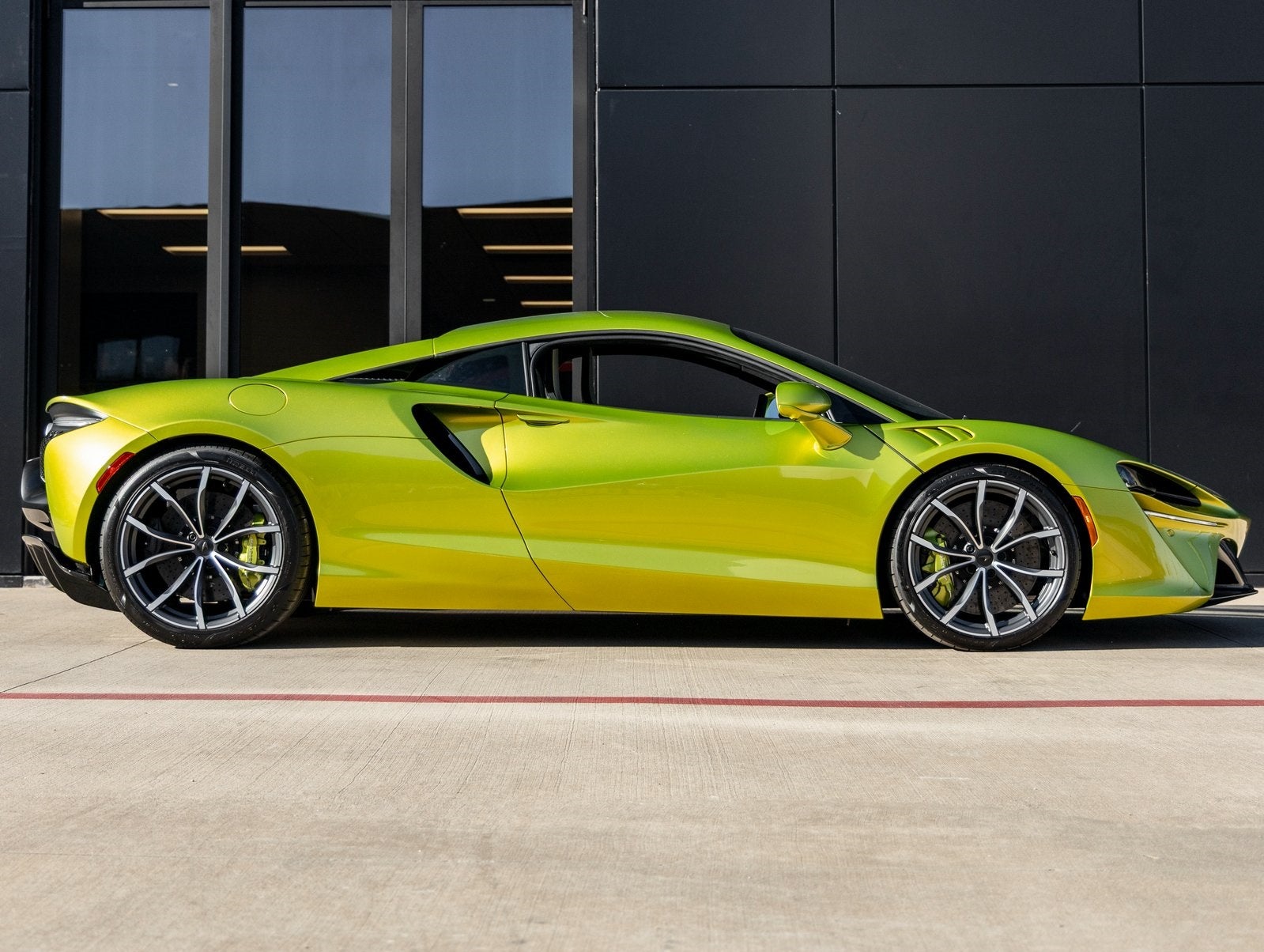 2025 McLaren Artura Base