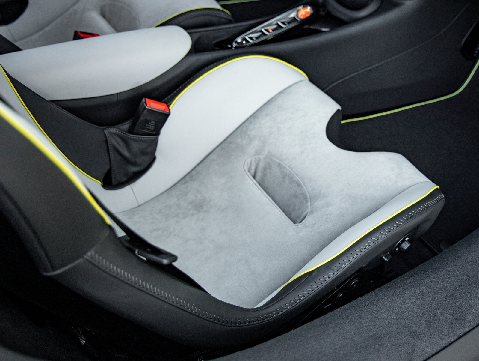 2025 McLaren Artura Base