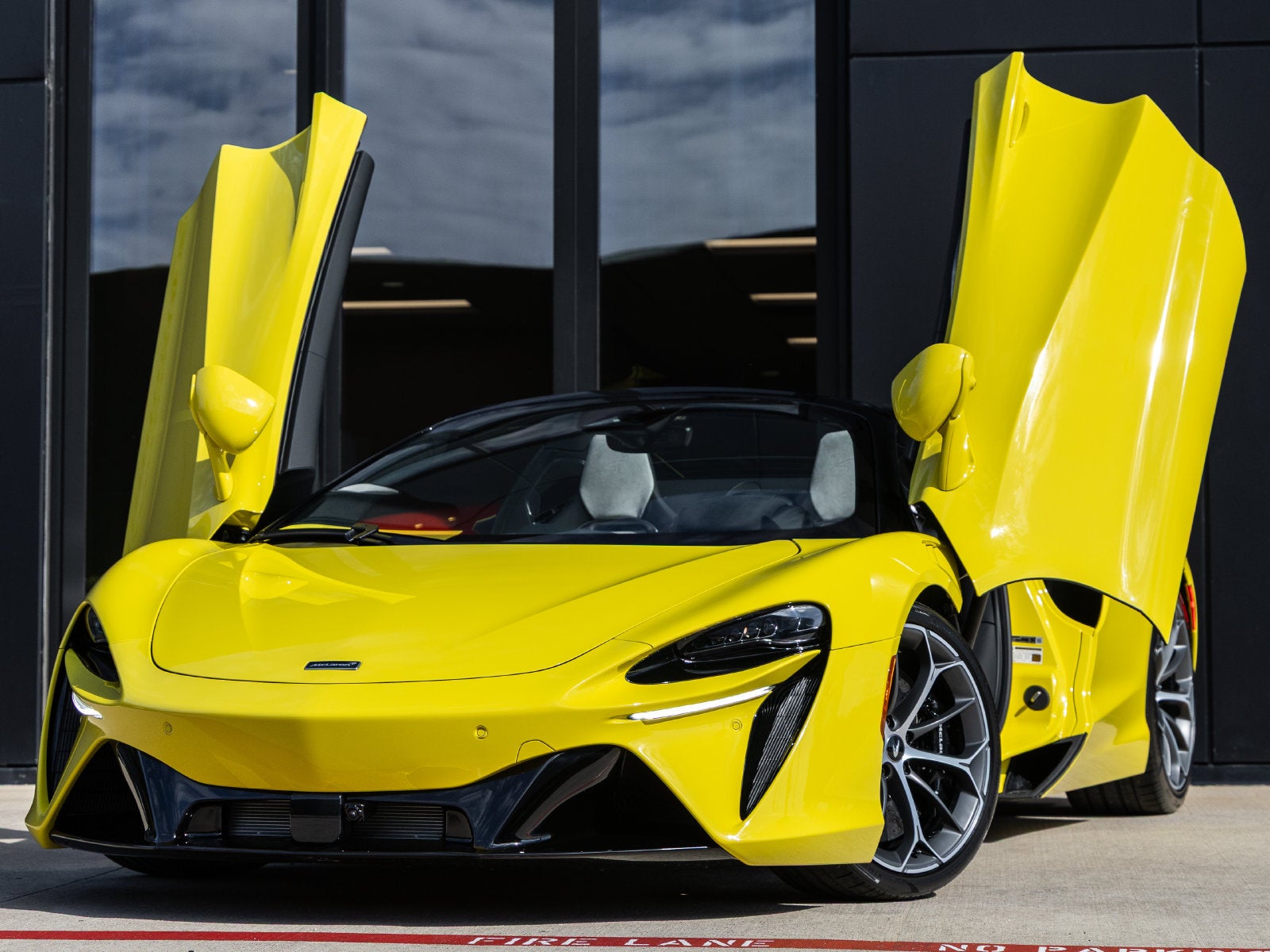 2027 McLaren Artura Base