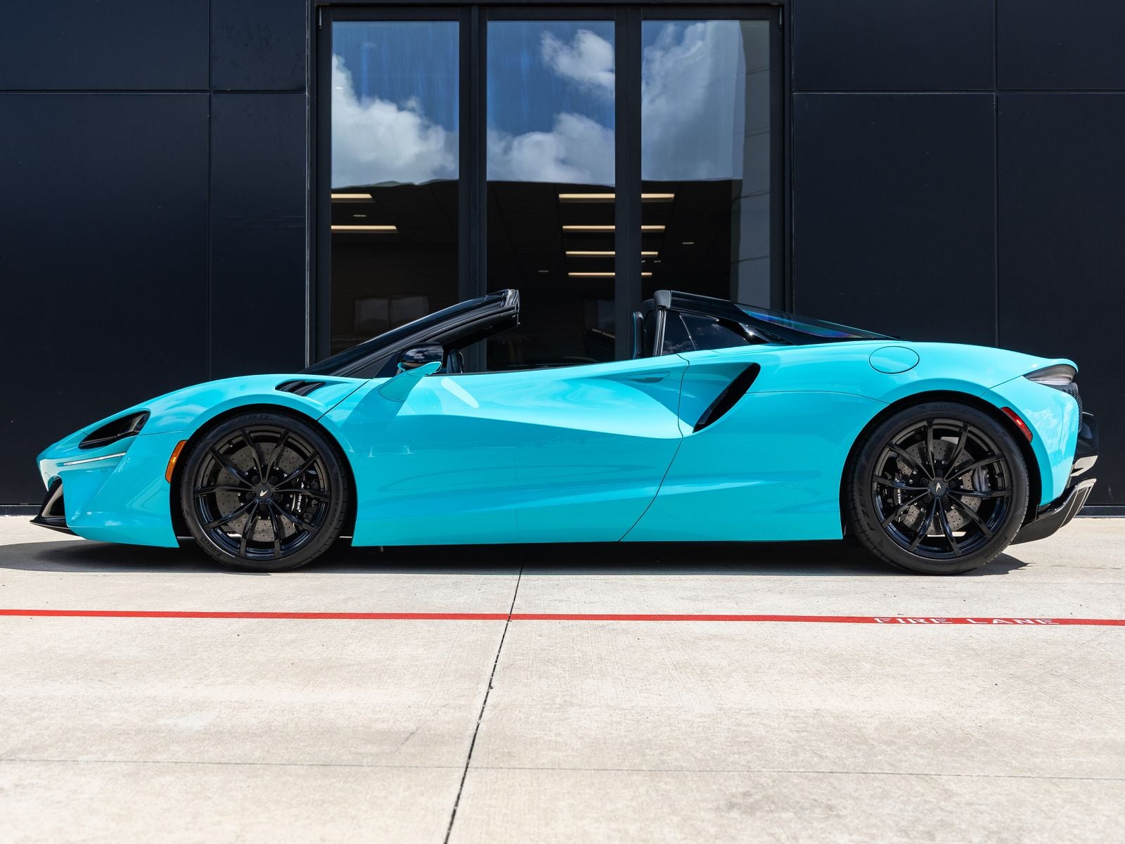 2025 McLaren Artura Base