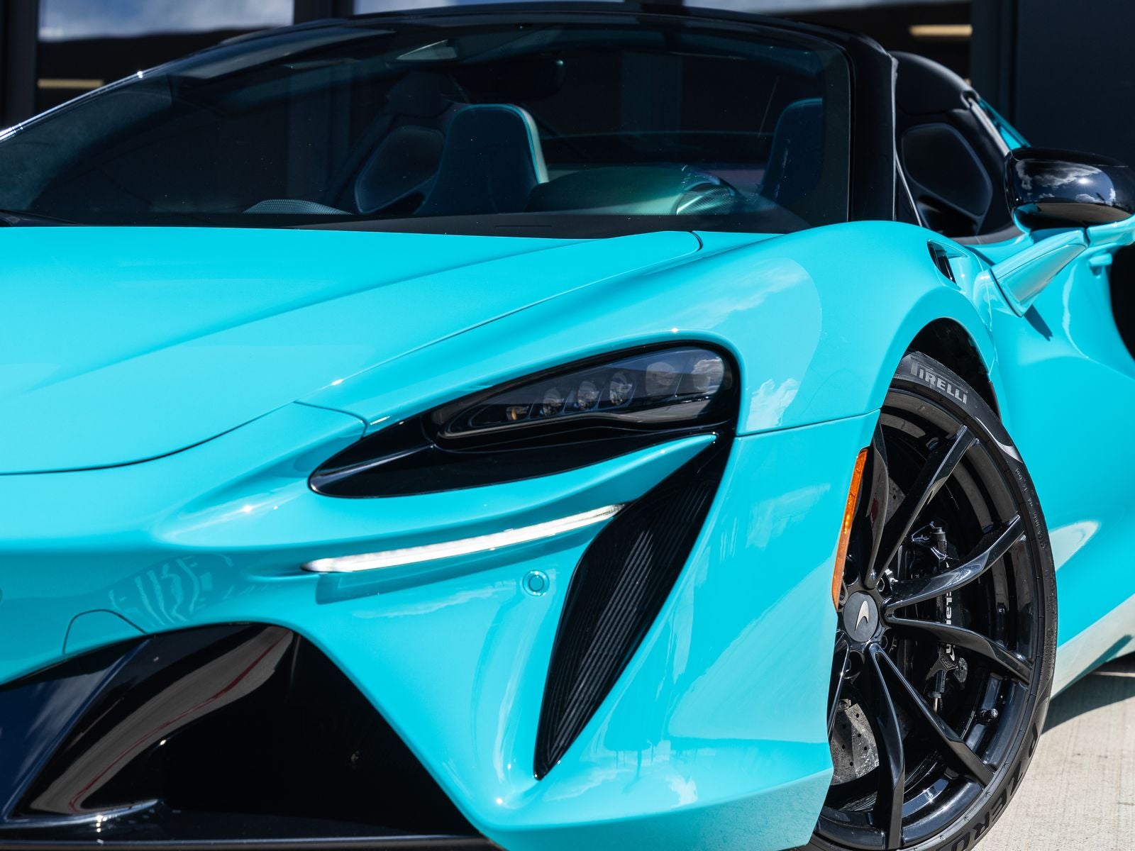 2025 McLaren Artura Base