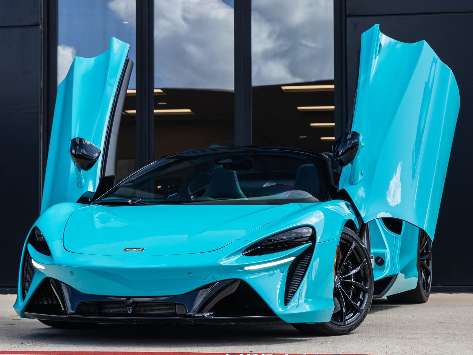 2025 McLaren Artura Base