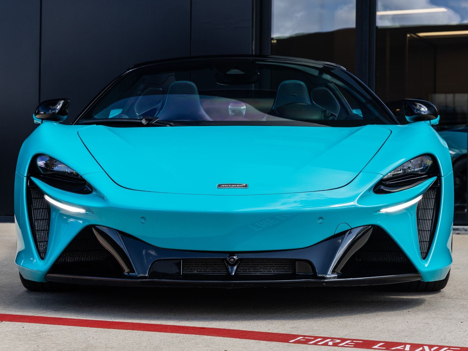 2025 McLaren Artura Base