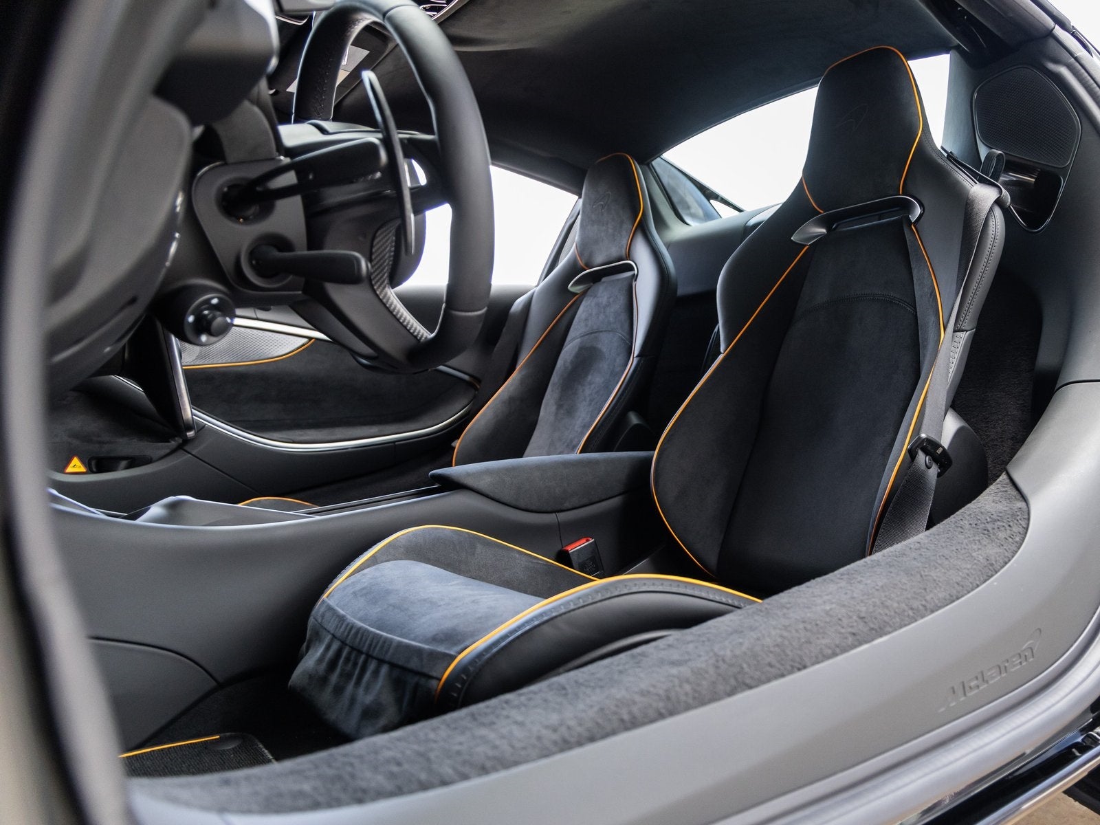 2026 McLaren Artura Base