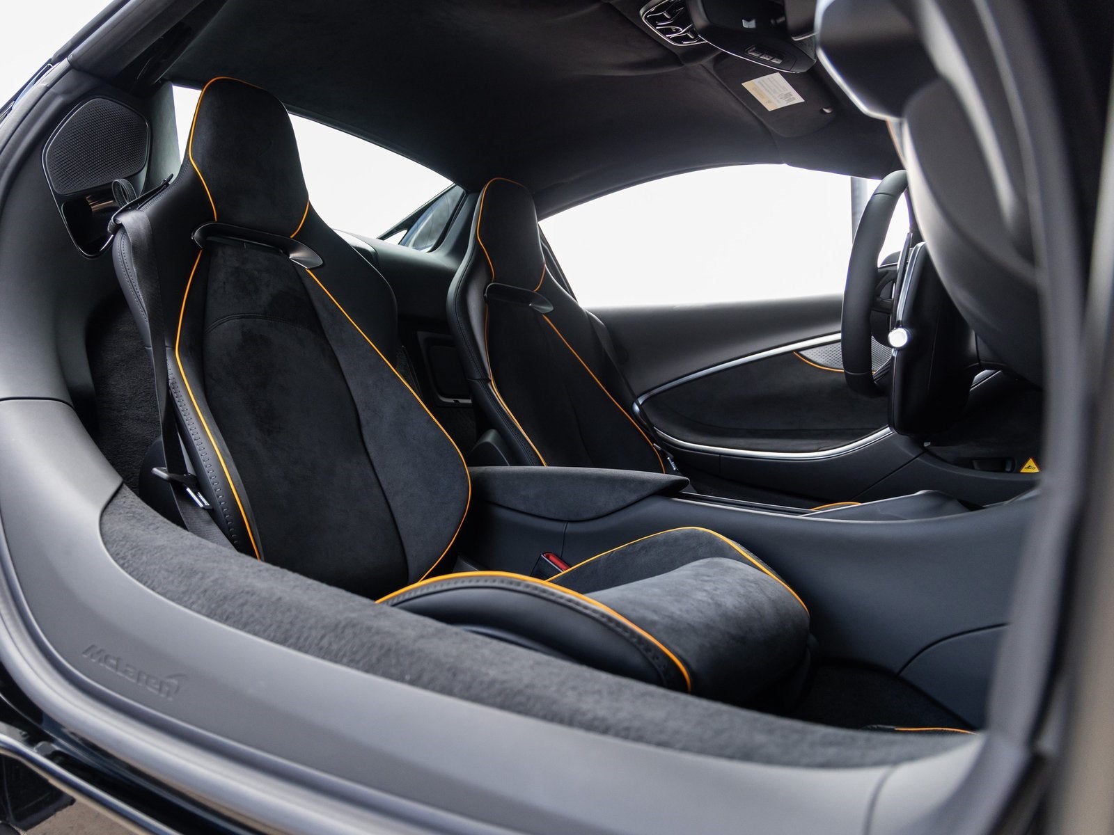 2026 McLaren Artura Base