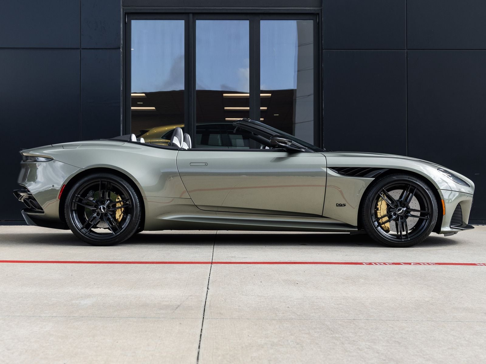 2023 Aston Martin DBS Volante