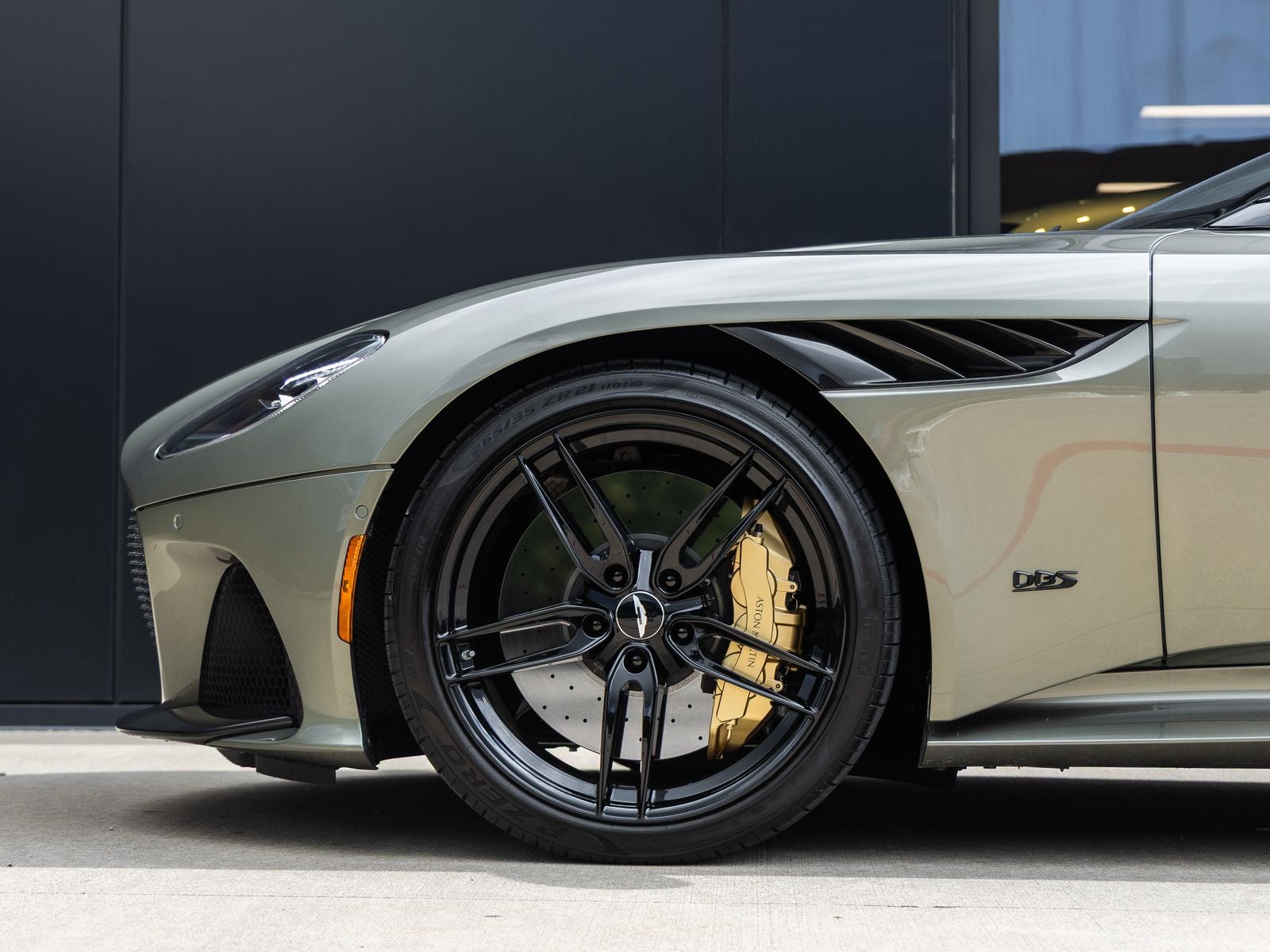 2023 Aston Martin DBS Volante