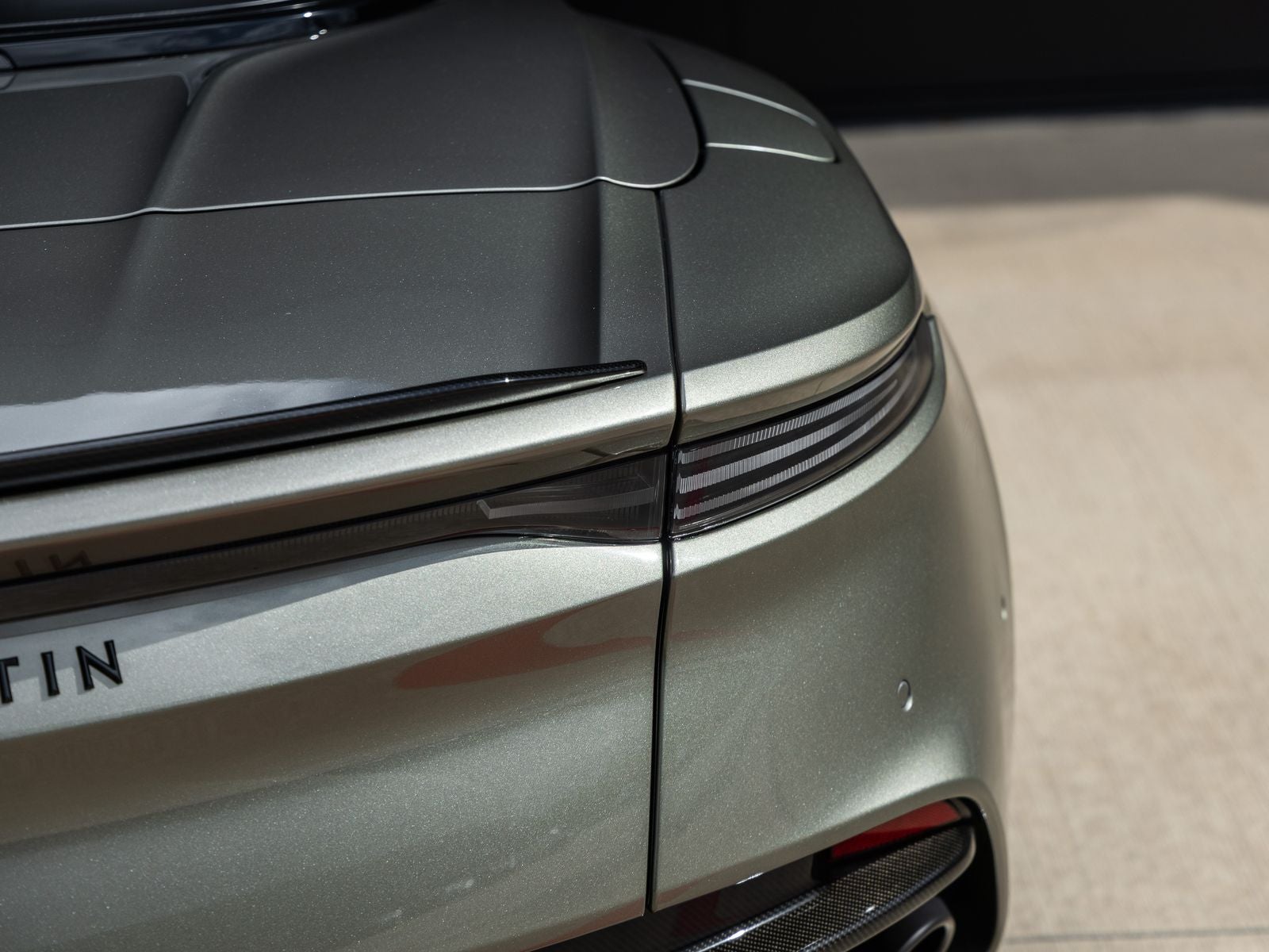 2023 Aston Martin DBS Volante