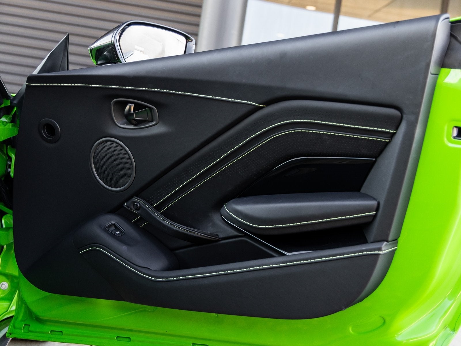 2022 Aston Martin Vantage Base