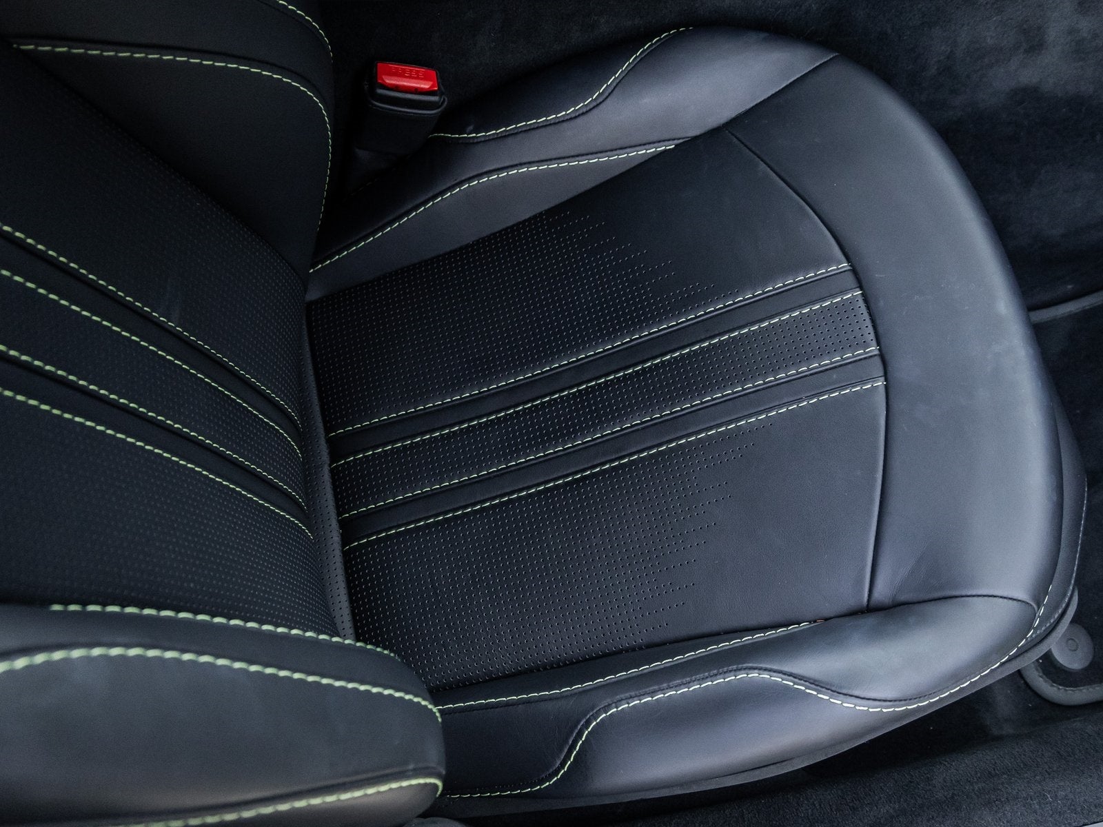 2022 Aston Martin Vantage Base