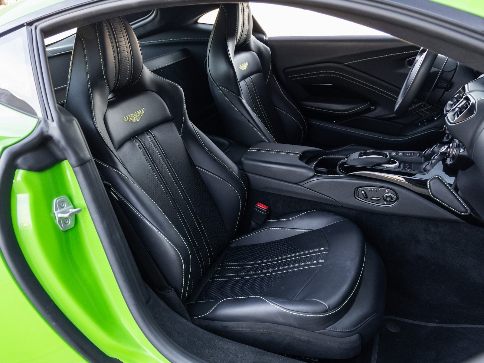 2022 Aston Martin Vantage Base