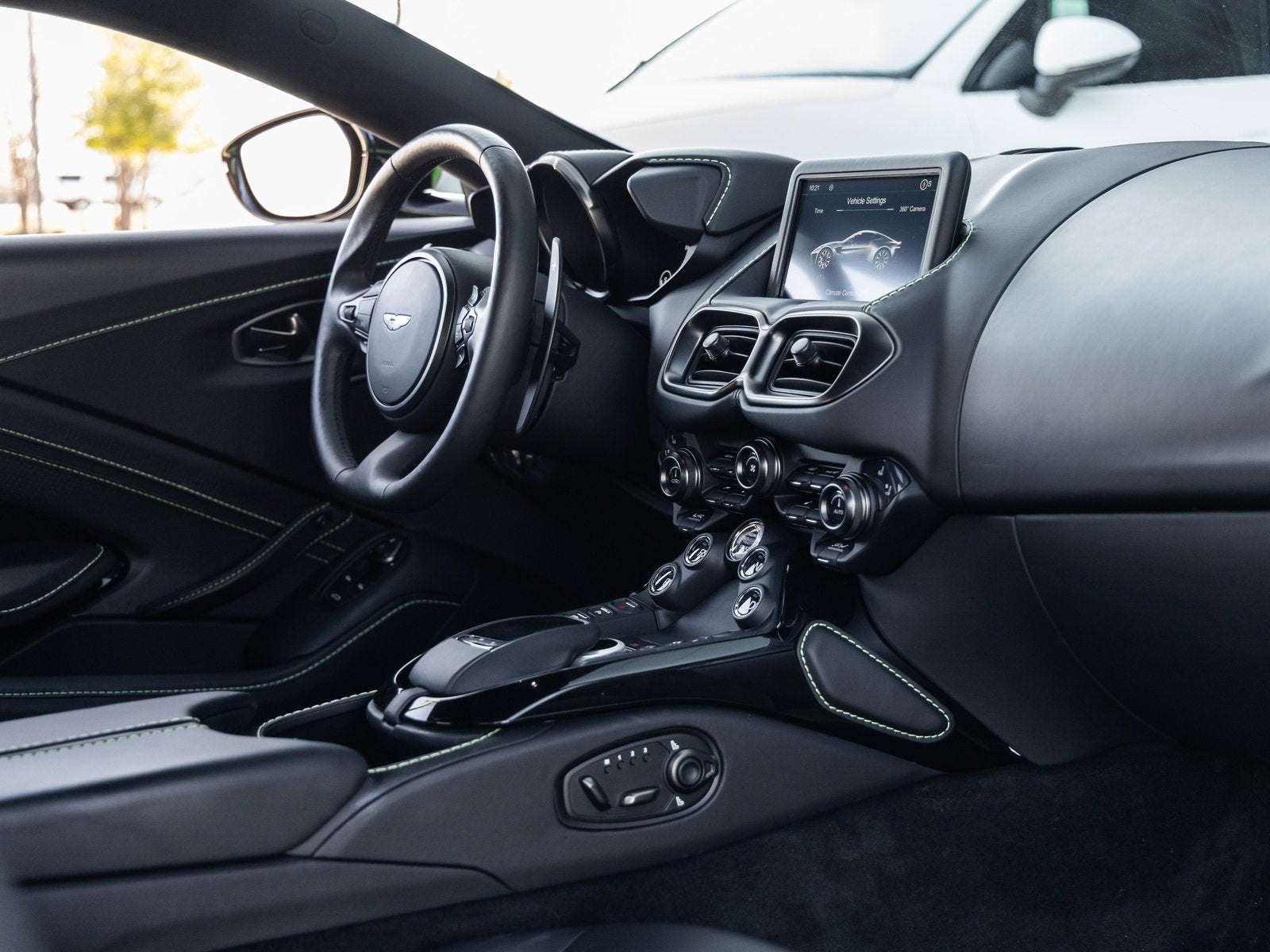 2022 Aston Martin Vantage Base