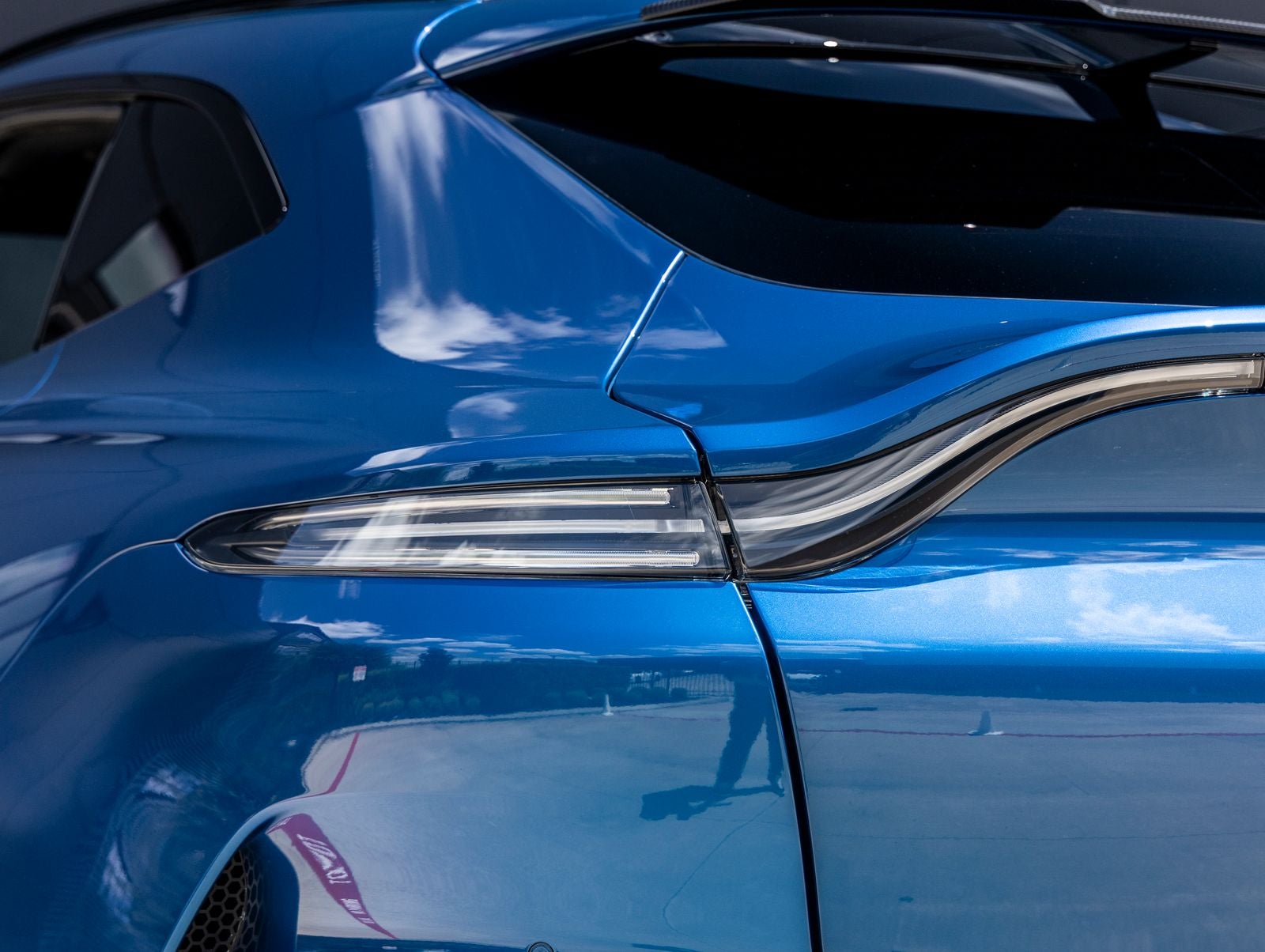 2023 Aston Martin DBX 707