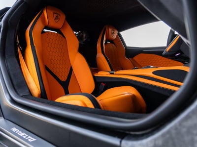 2025 Lamborghini Revuelto Base