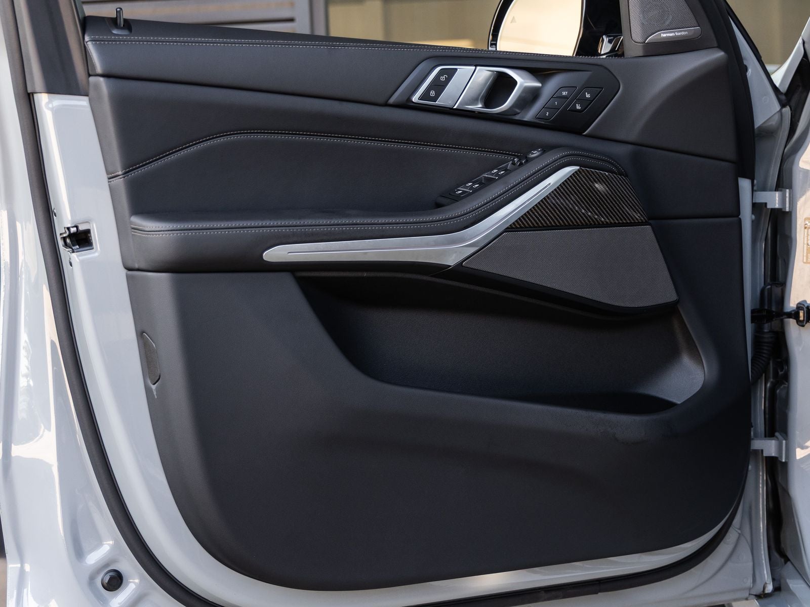 2025 BMW X5 M60i