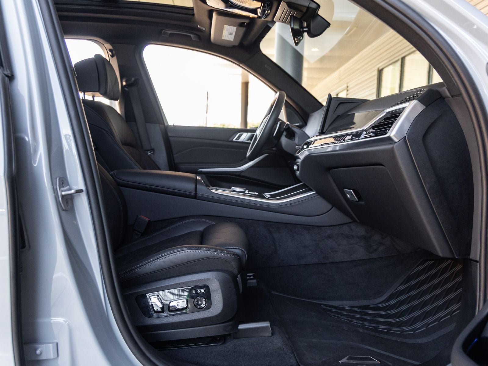 2025 BMW X5 M60i