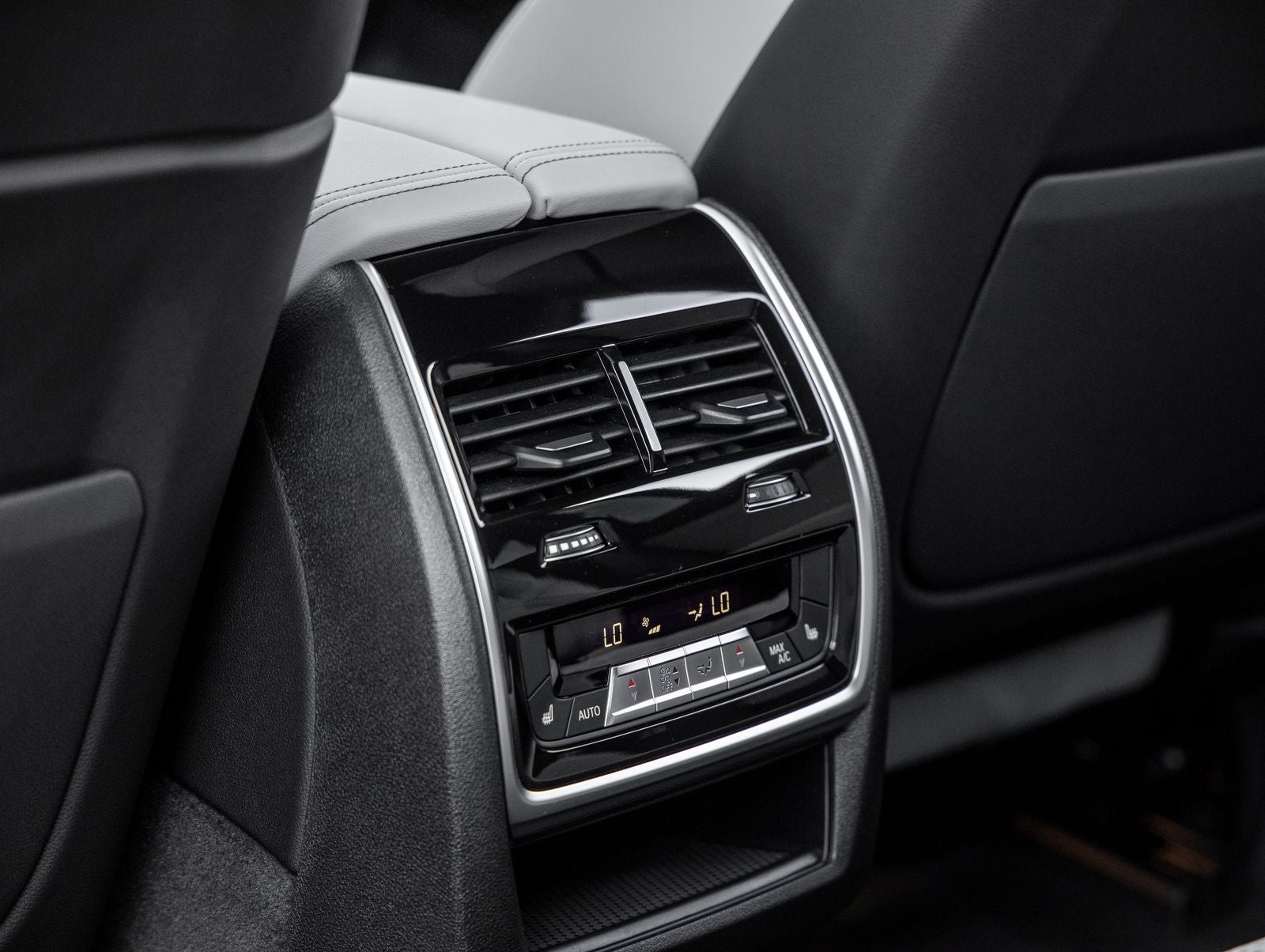 2025 BMW X6 xDrive40i