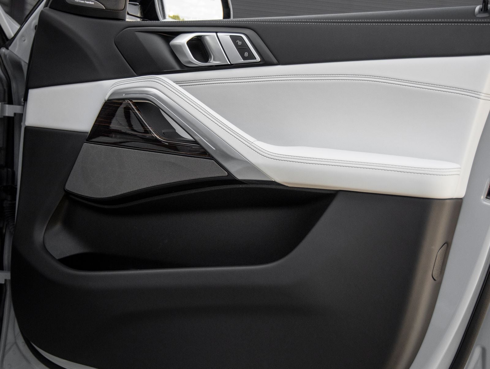 2025 BMW X6 xDrive40i
