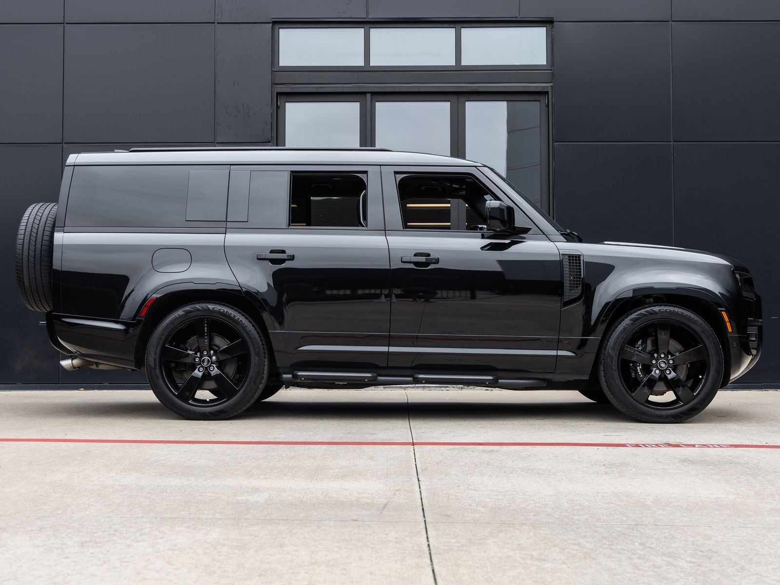 2025 Land Rover Defender 130 V8