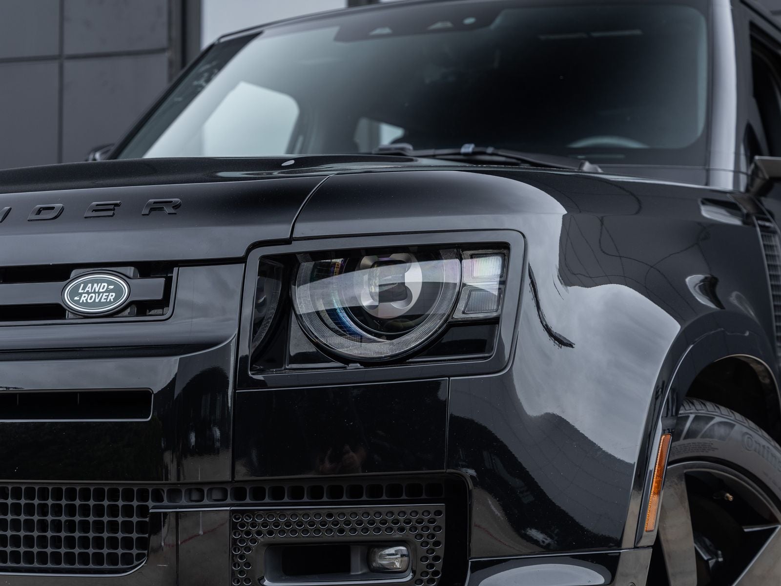 2025 Land Rover Defender 130 V8