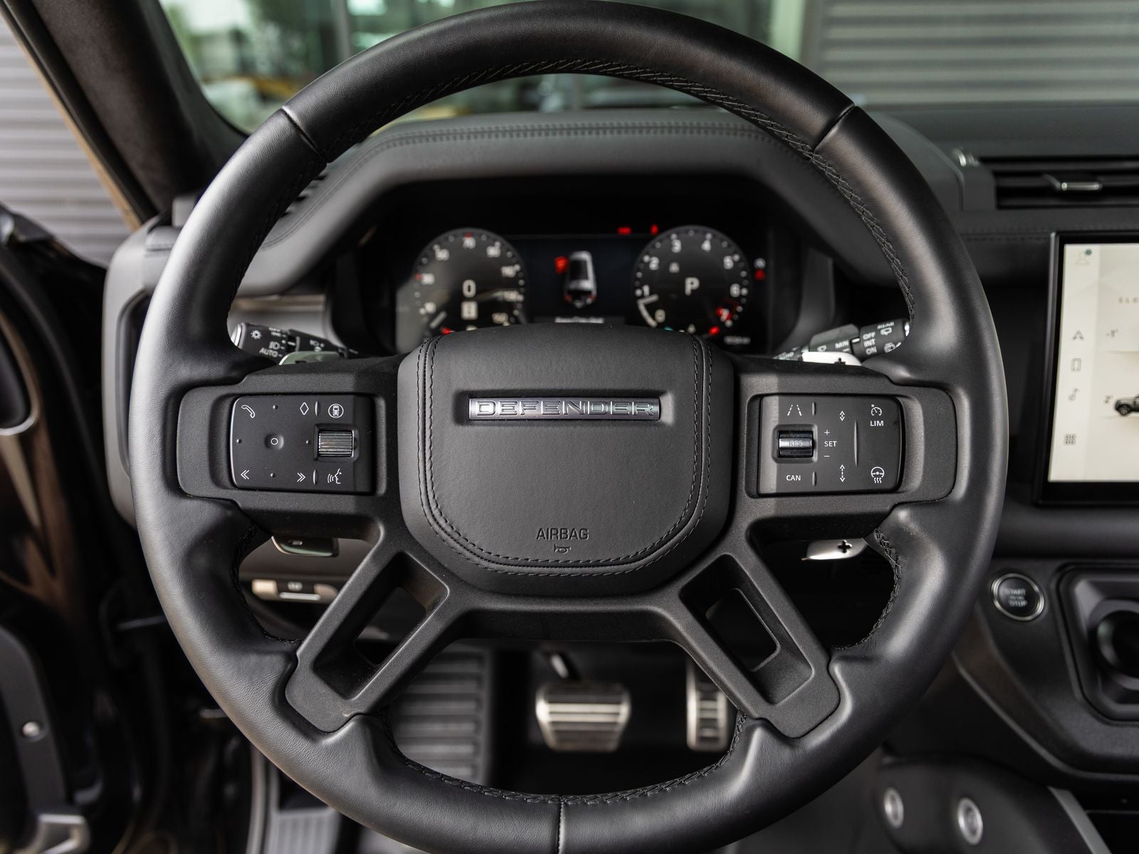 2025 Land Rover Defender 130 V8