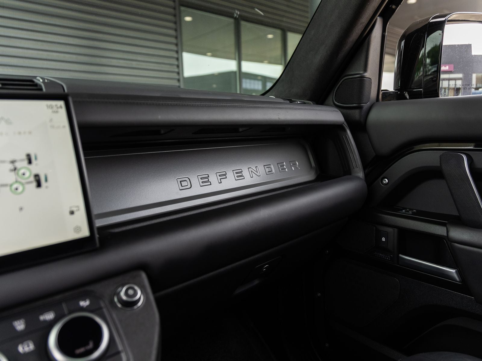 2025 Land Rover Defender 130 V8