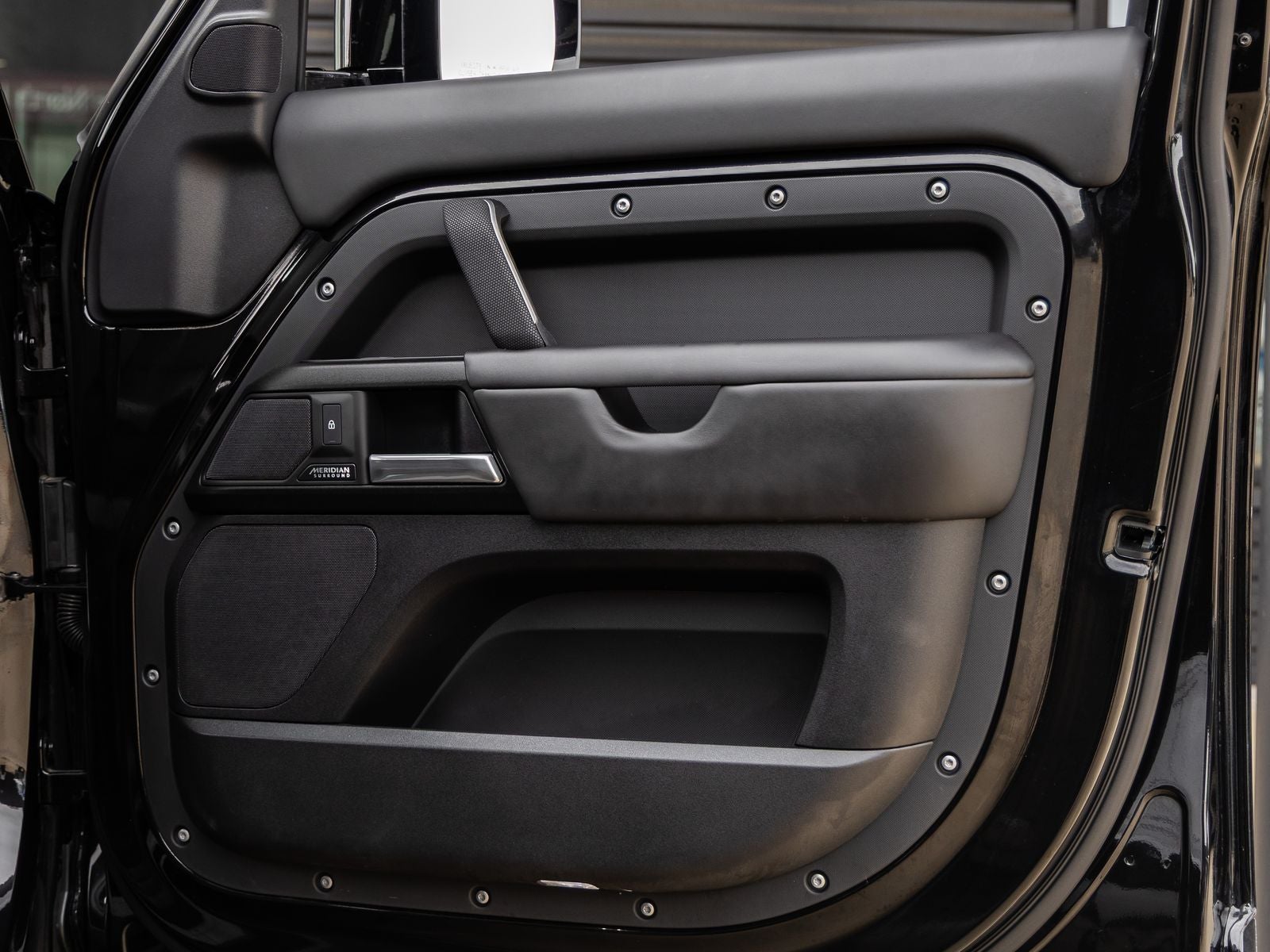 2025 Land Rover Defender 130 V8