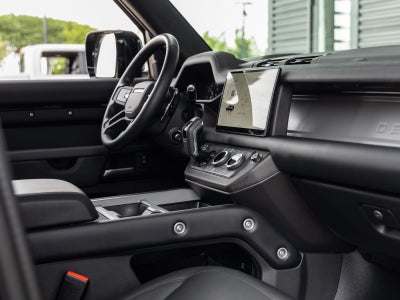 2025 Land Rover Defender 130 V8