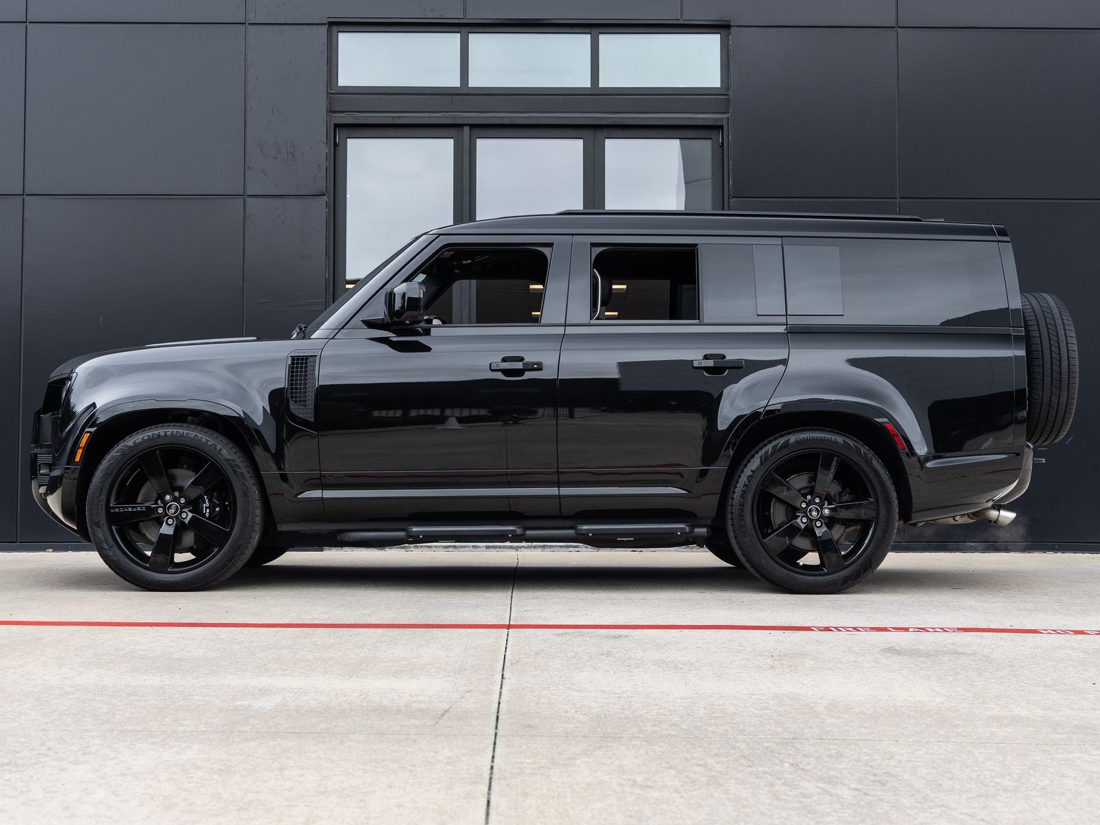 2025 Land Rover Defender 130 V8