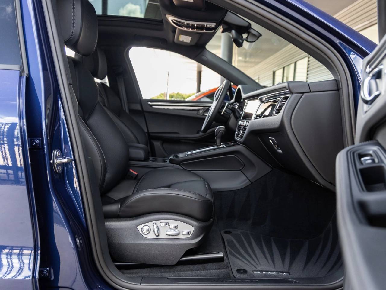 2025 Porsche Macan AWD