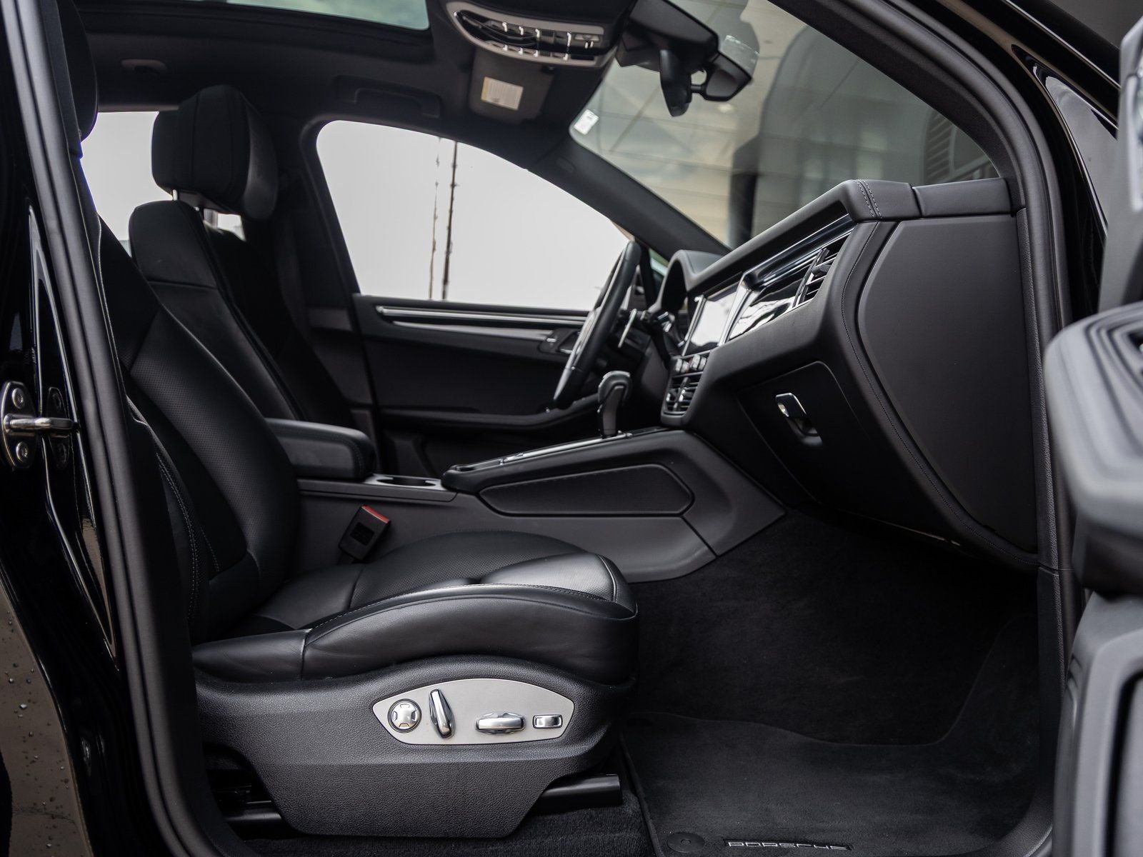 2023 Porsche Macan Macan T (MY23)