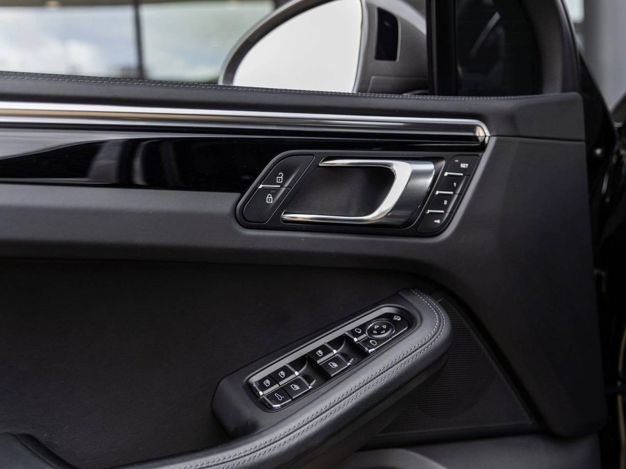 2023 Porsche Macan Macan T (MY23)