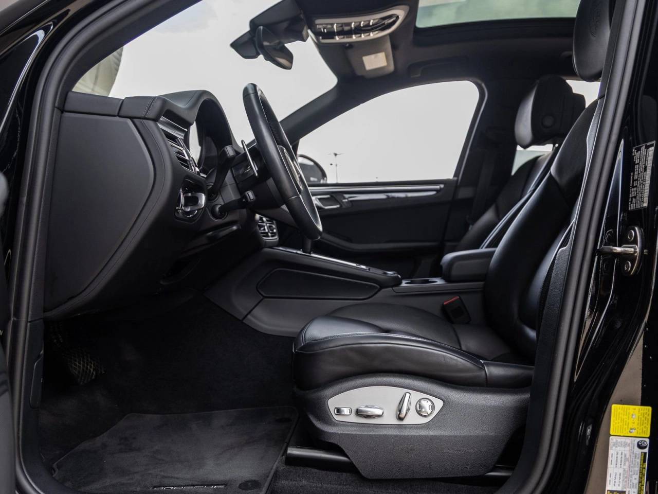 2023 Porsche Macan Macan T (MY23)