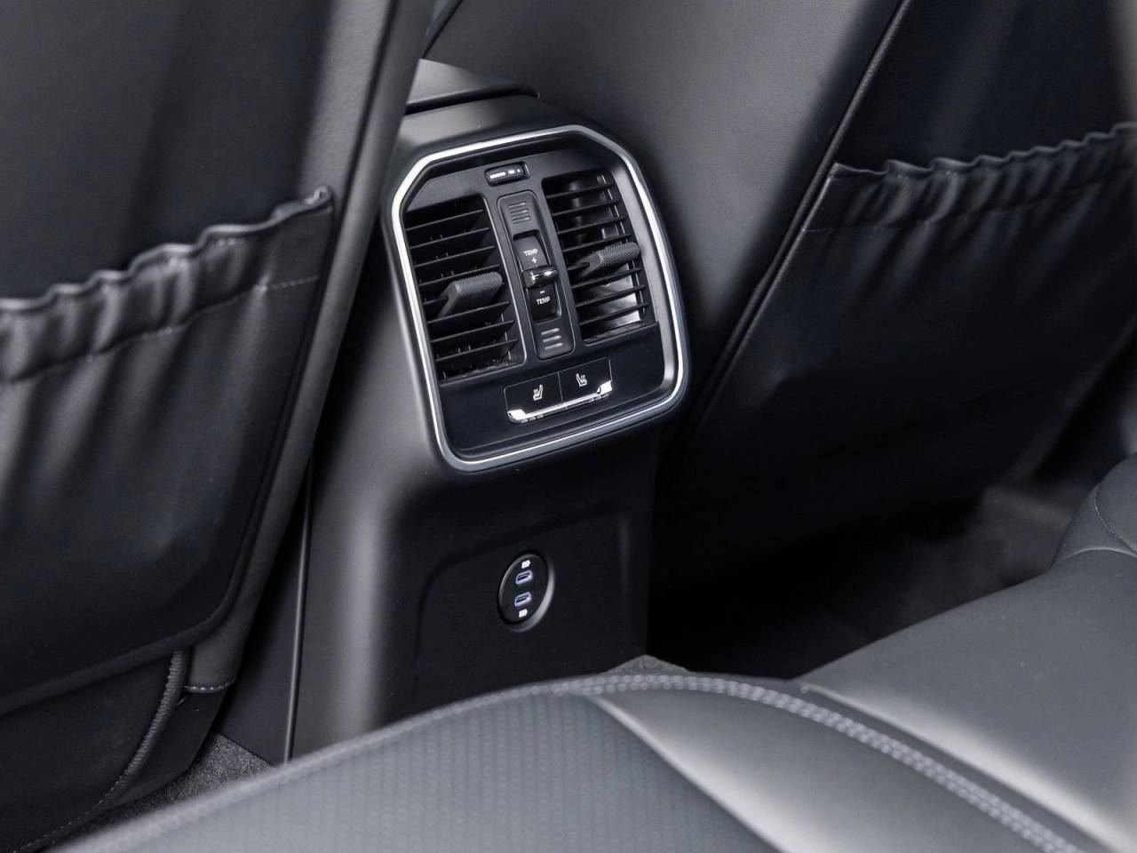 2023 Porsche Macan Macan T (MY23)