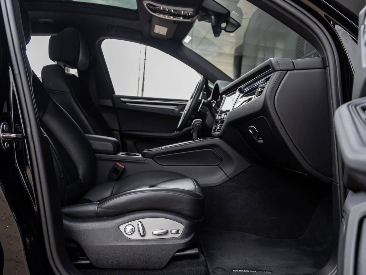 2023 Porsche Macan Macan T (MY23)