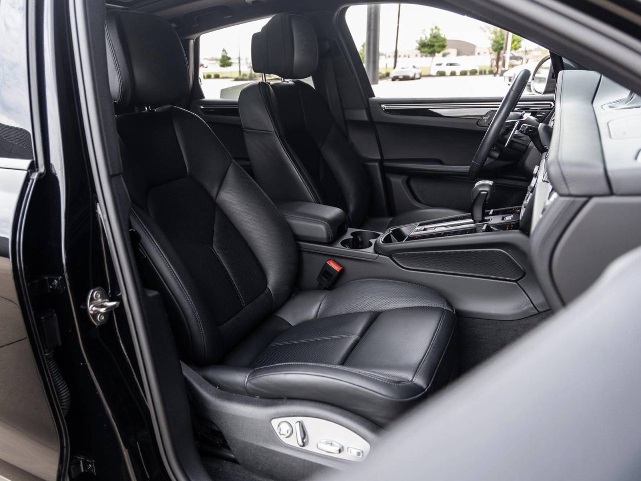 2023 Porsche Macan Macan T (MY23)