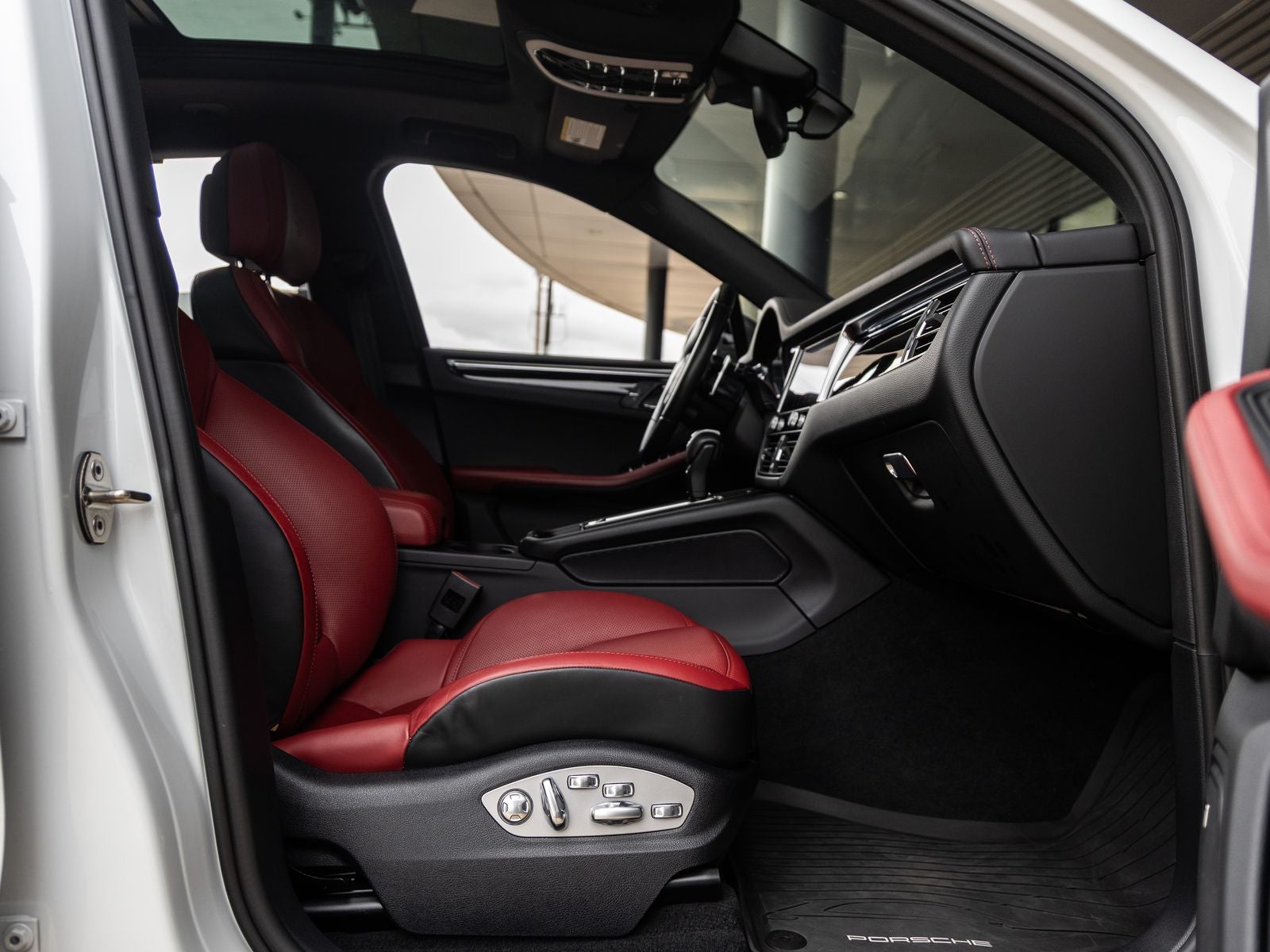 2023 Porsche Macan T