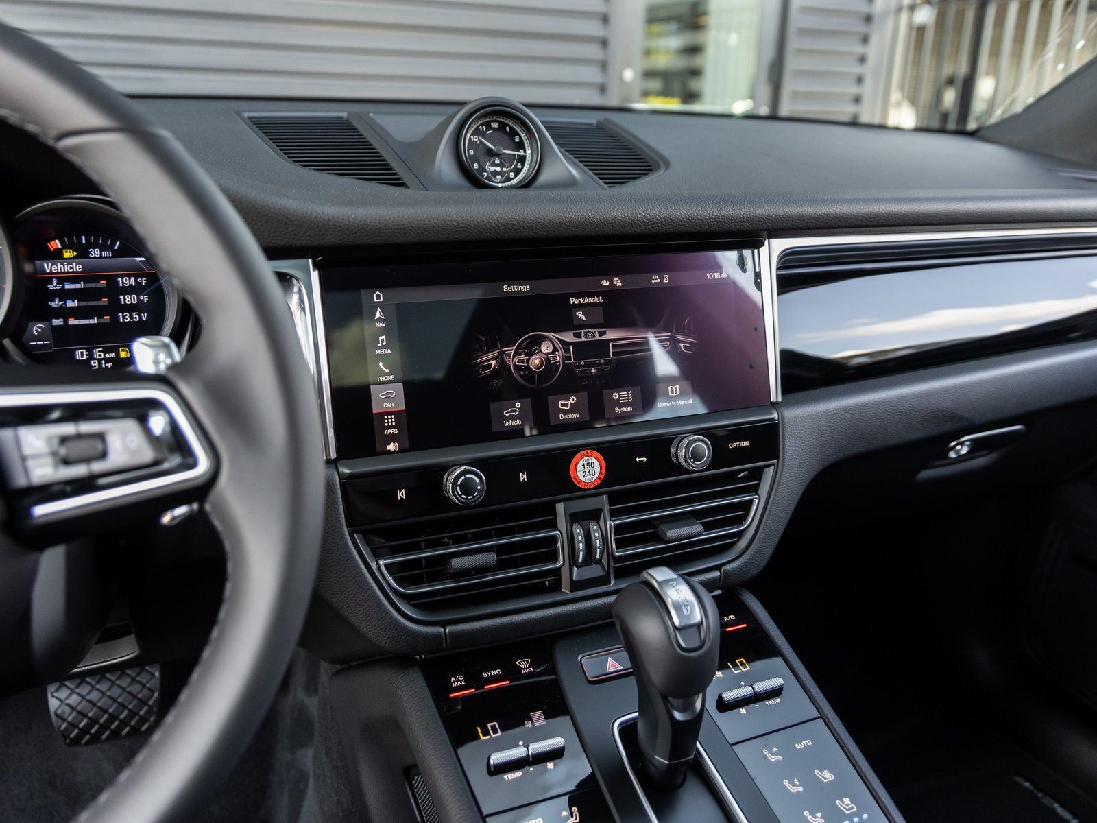 2025 Porsche Macan AWD