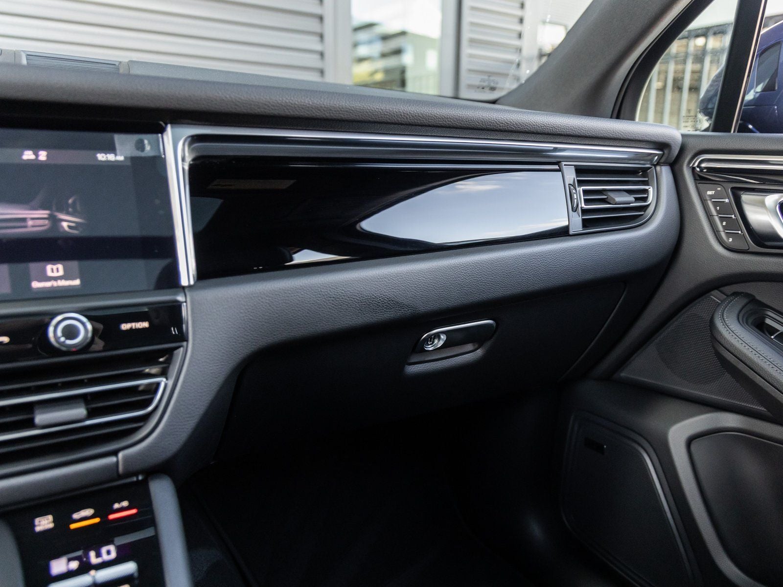 2025 Porsche Macan AWD