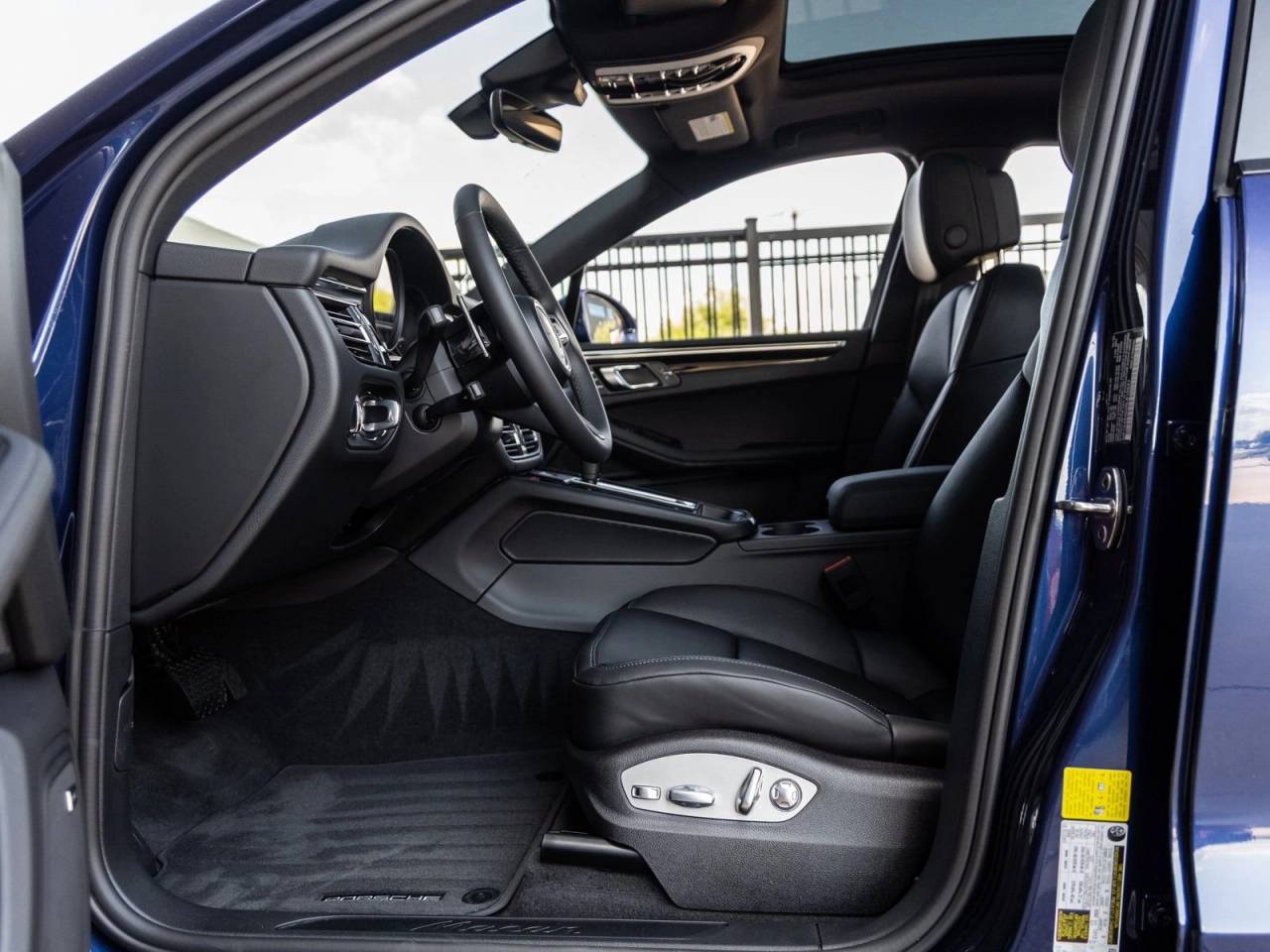 2025 Porsche Macan AWD