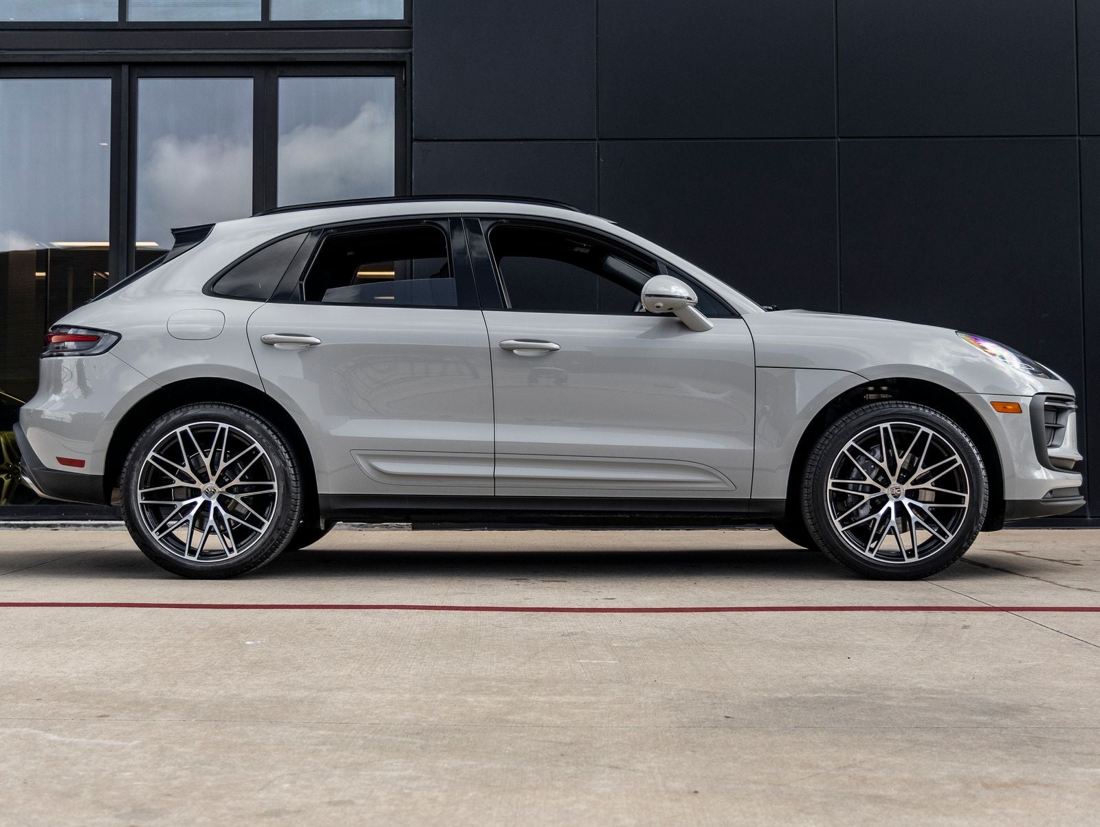 2025 Porsche Macan Base