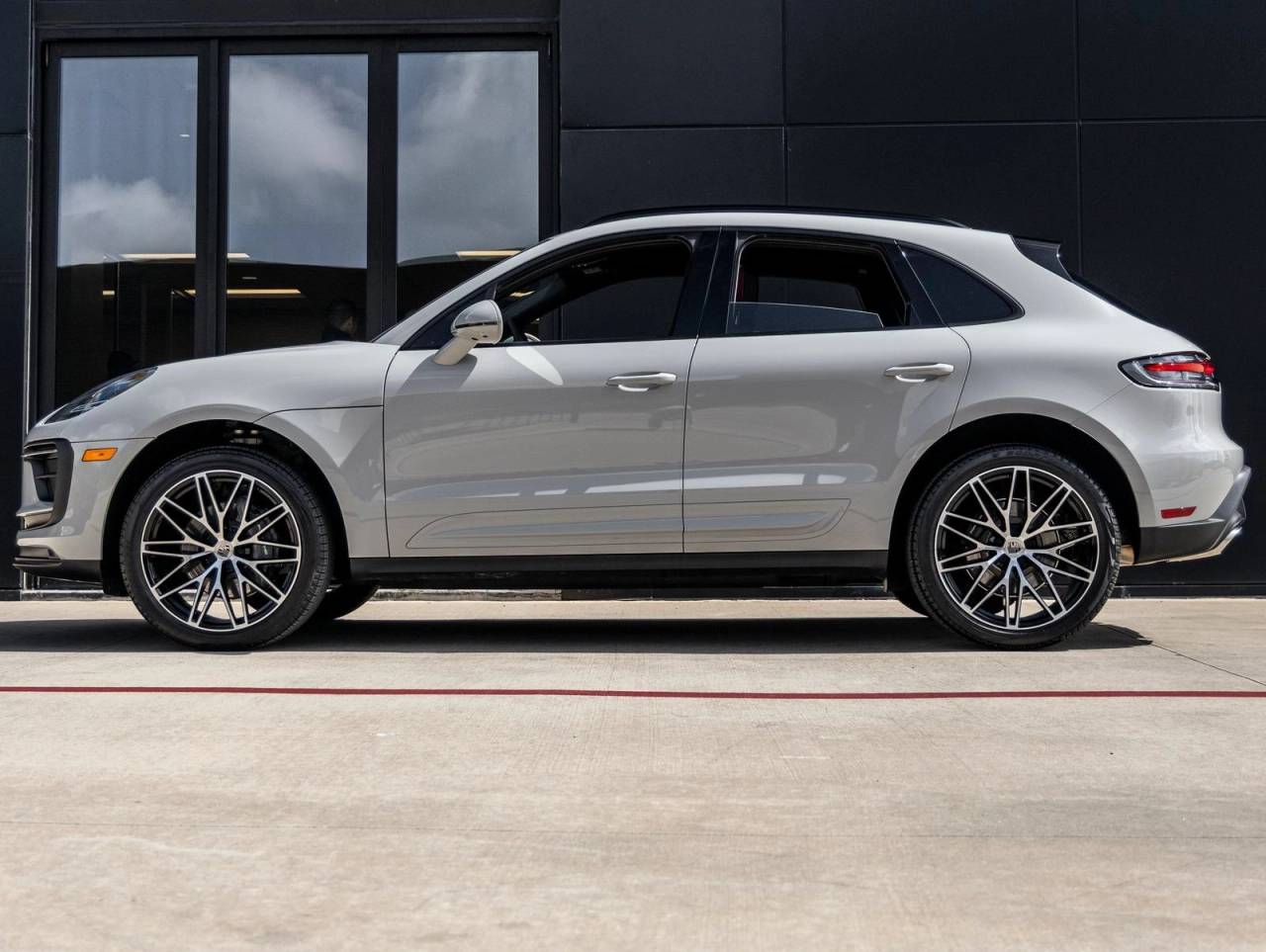 2025 Porsche Macan Base