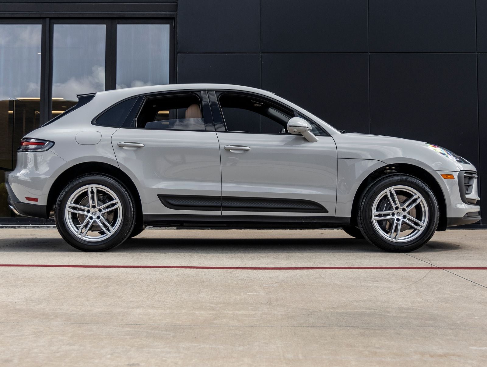 2025 Porsche Macan AWD