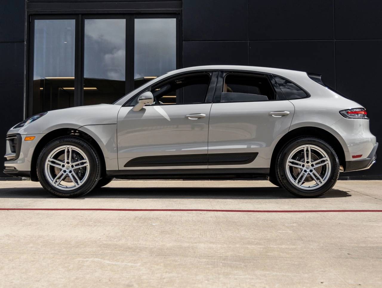 2025 Porsche Macan AWD