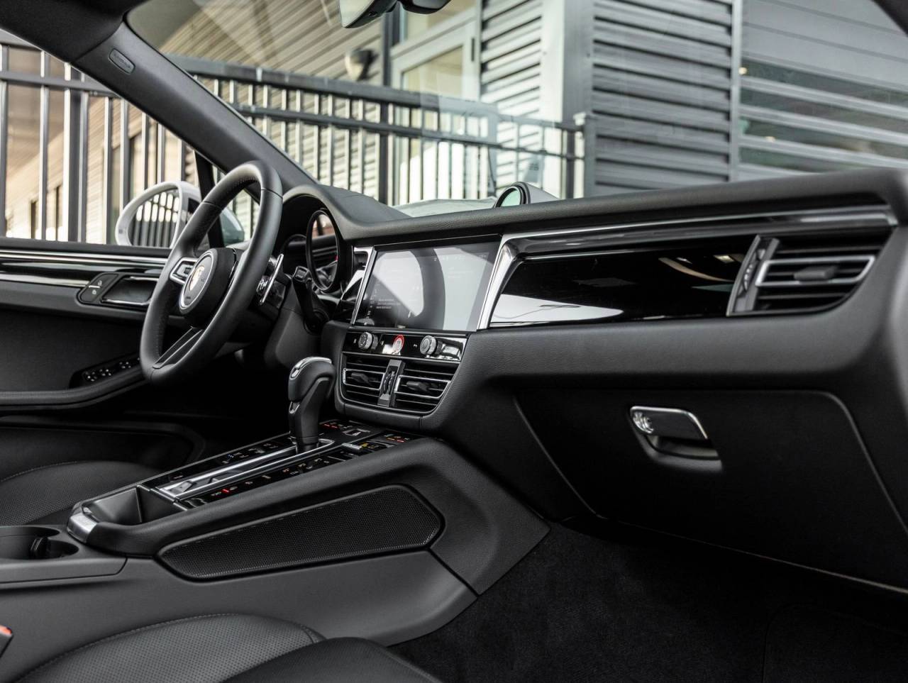2025 Porsche Macan AWD
