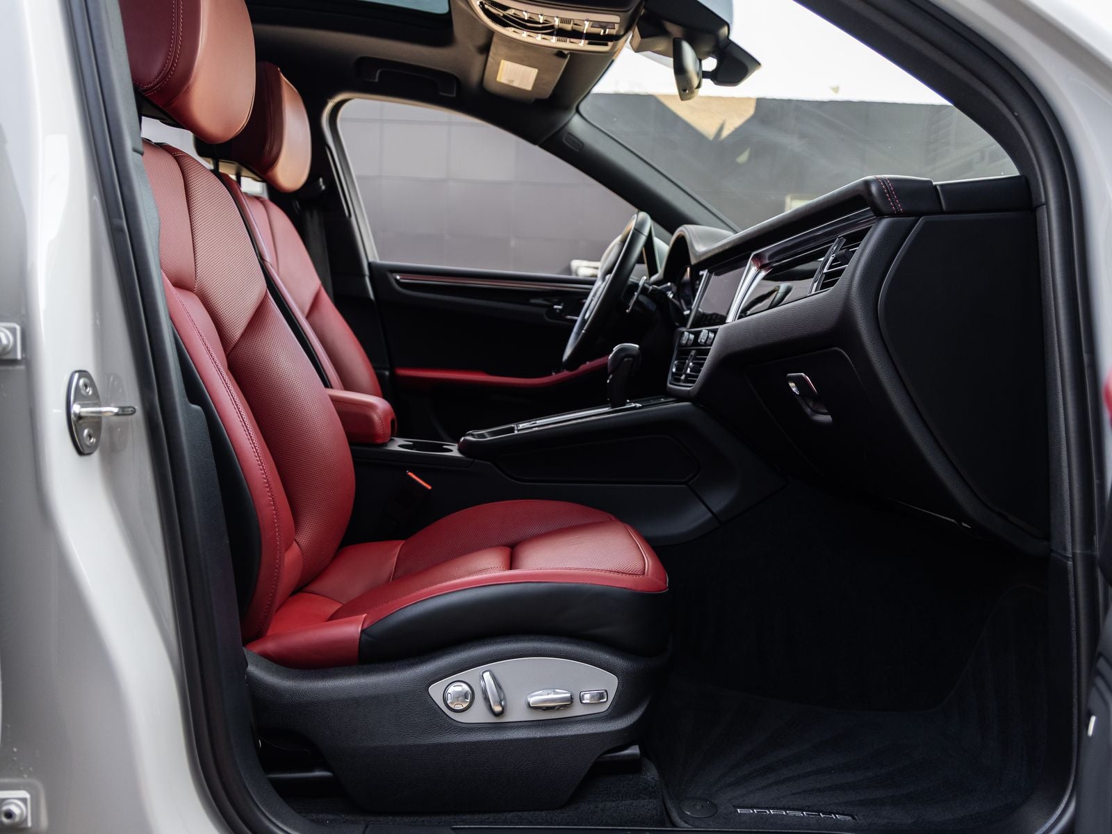 2023 Porsche Macan AWD