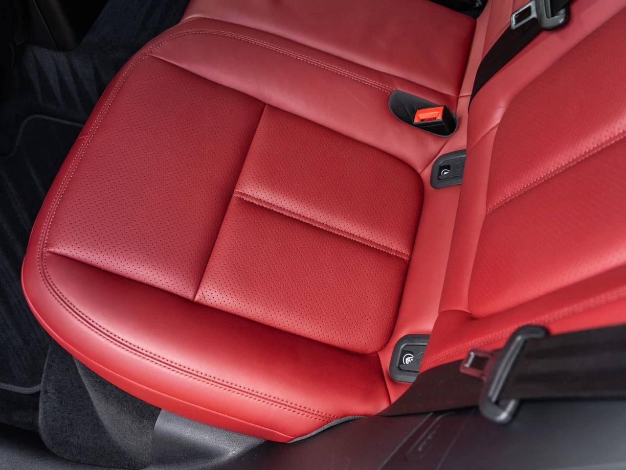 2023 Porsche Macan AWD