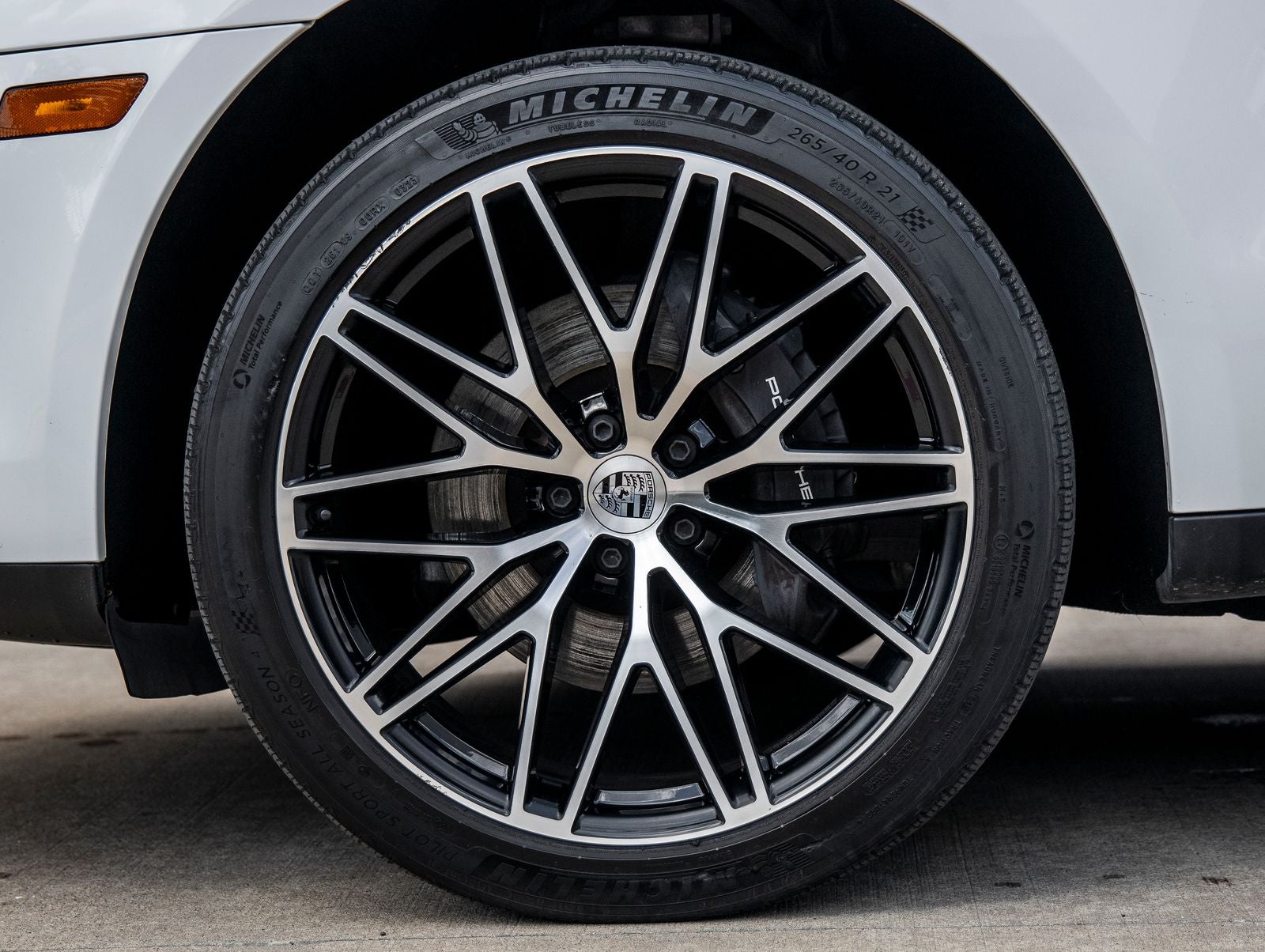 2023 Porsche Macan AWD